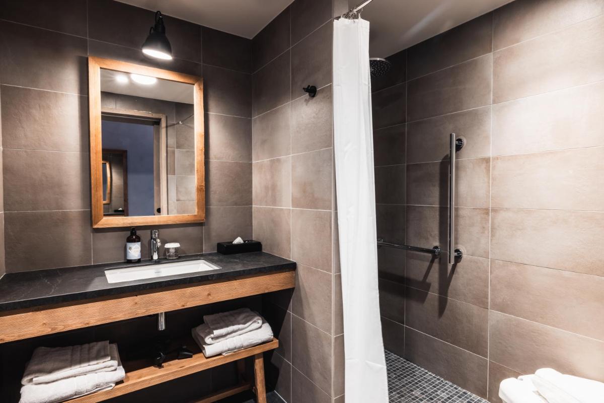 Salle de bains dans l'établissement Hôtel de la Roche