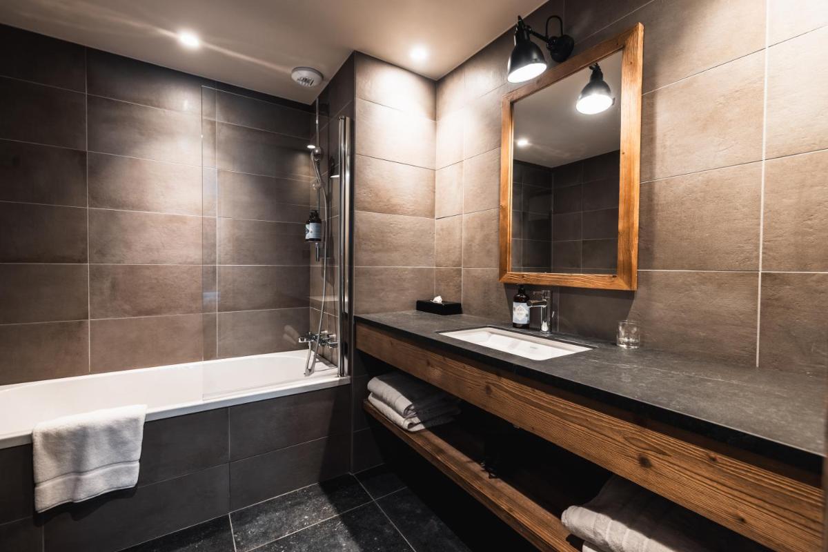 Salle de bains dans l'établissement Hôtel de la Roche