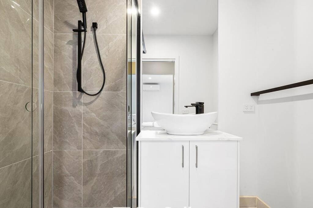 3 bedroom family apartment near Chadstone - Housity