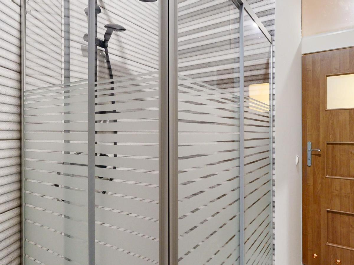 roomspoznan pl - Apartamenty i Pokoje Półwiejska 20 - 24h self check-in - Housity