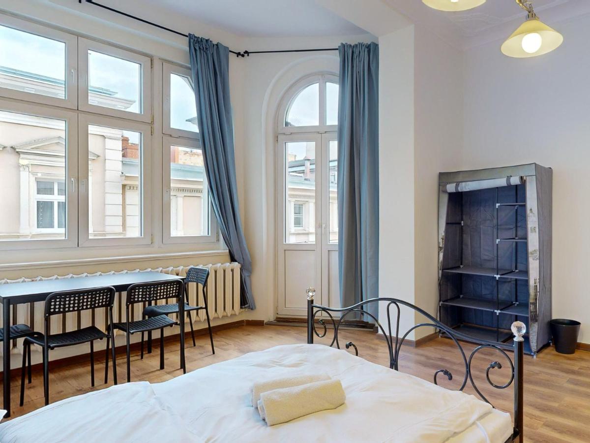 roomspoznan pl - Apartamenty i Pokoje Półwiejska 20 - 24h self check-in - Housity