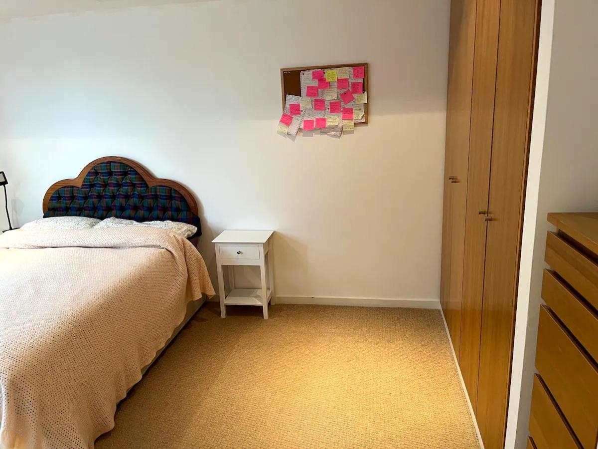Suitetrails - Spacious Queen Bed City Centre Penthouse With Balcony - Homeshare - Live In Host