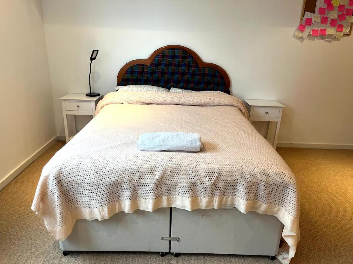Spacious Queen Bed City Centre Penthouse With Balcony - Homeshare - Live In Host - Housity