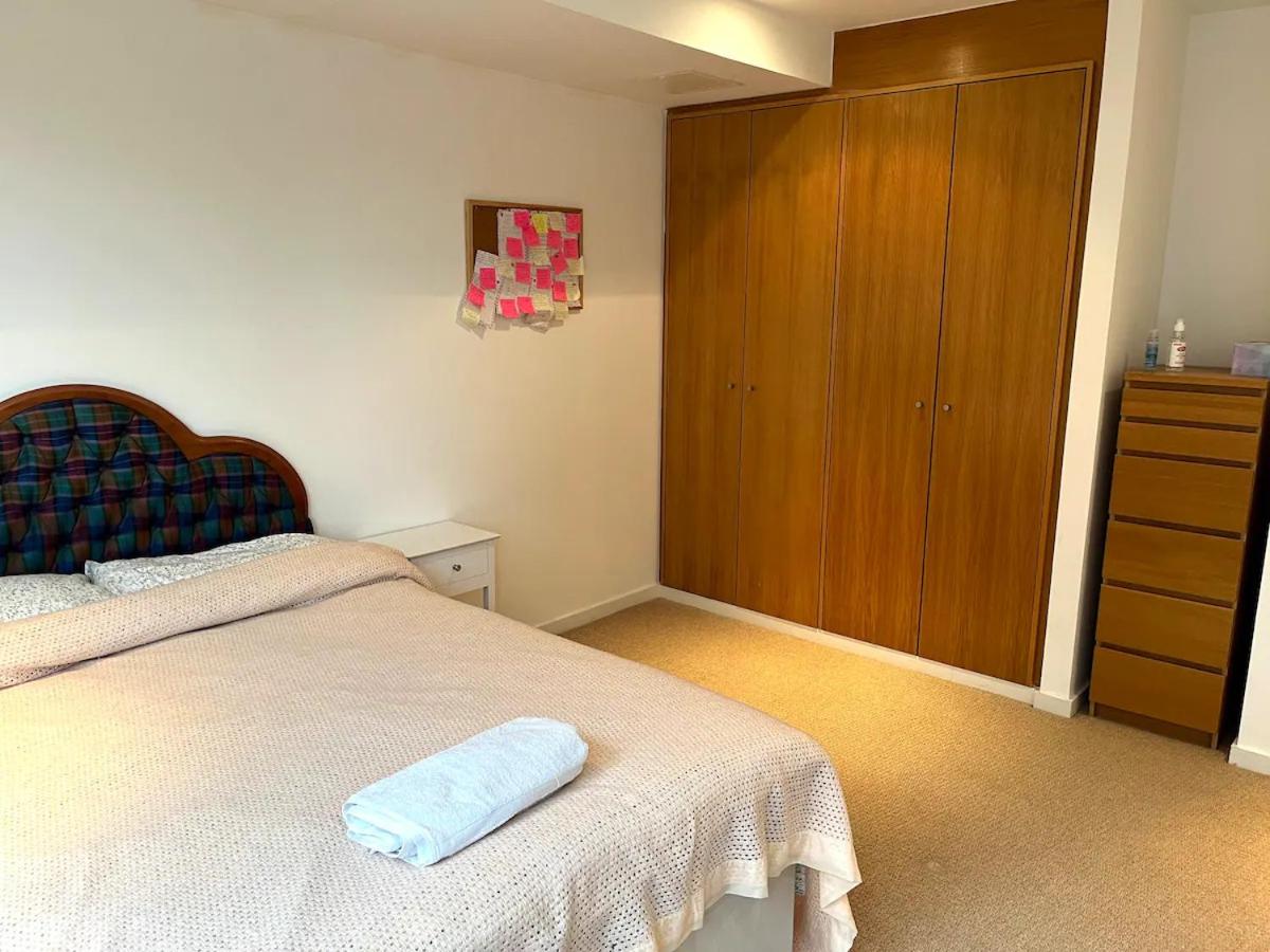 Spacious Queen Bed City Centre Penthouse With Balcony - Homeshare - Live In Host - Housity