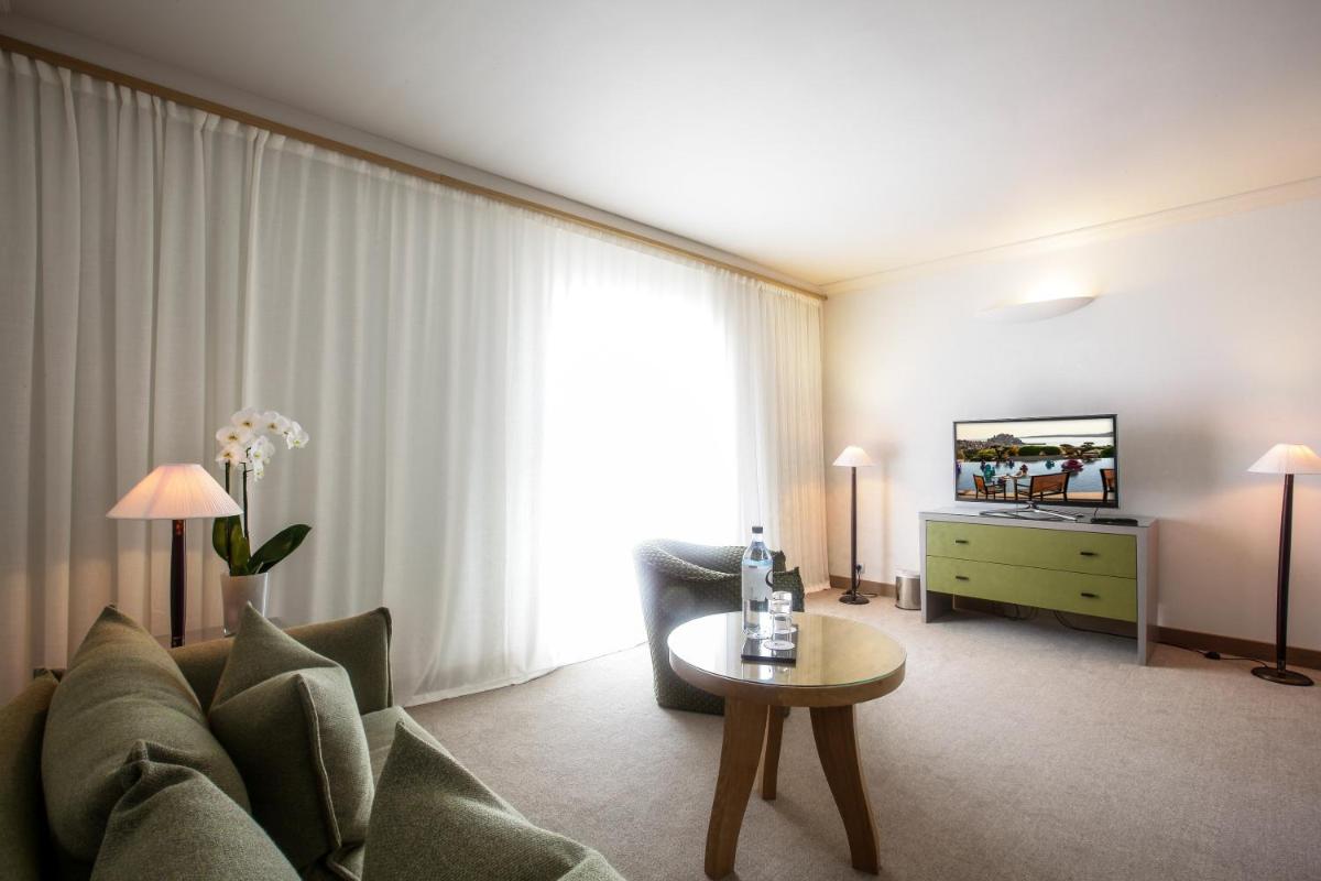 Télévision ou salle de divertissement dans l'établissement La Villa Calvi