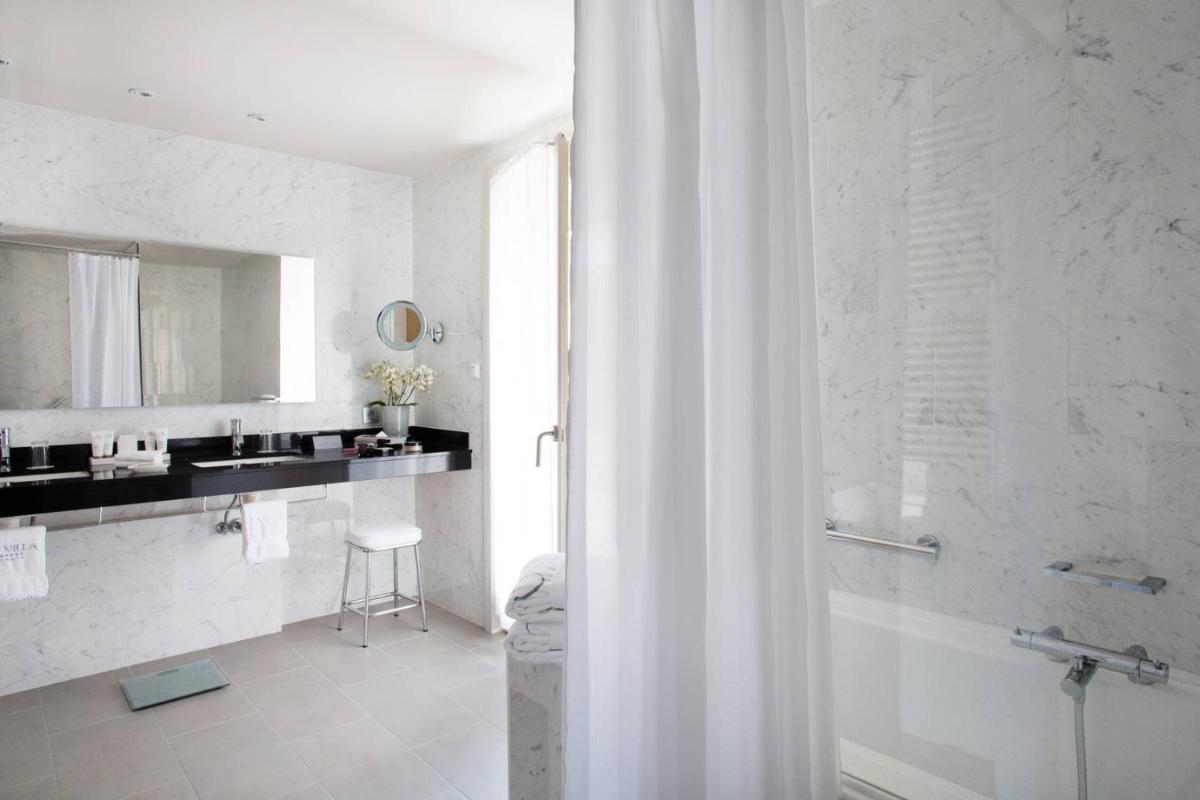 Salle de bains dans l'établissement La Villa Calvi