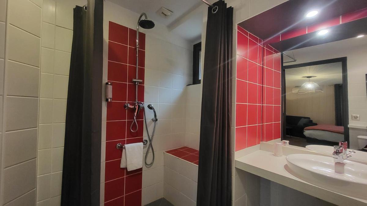 Salle de bains dans l'établissement Hôtel Spa La Truite Dorée