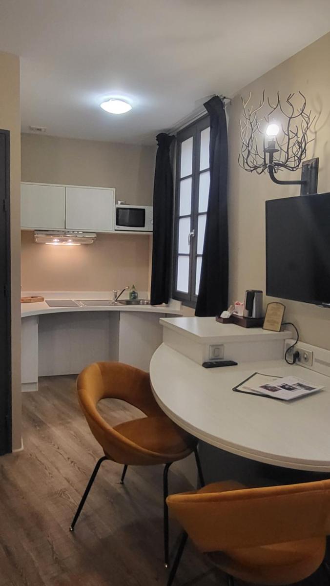 Cuisine ou kitchenette dans l'établissement Hôtel Spa La Truite Dorée