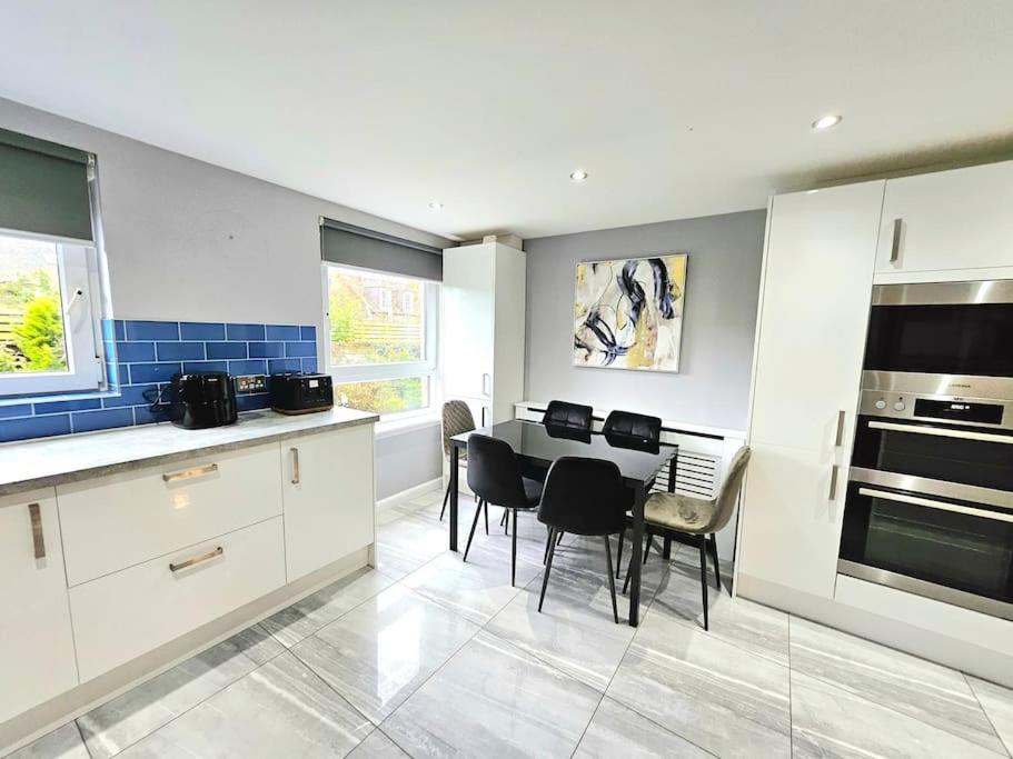 Lovely 3 bedroom Apartment By Sensational Stay Short Lets & Service Accommodation with 6 beds - Housity