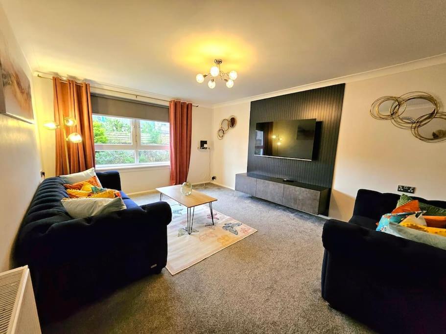 Lovely 3 bedroom Apartment By Sensational Stay Short Lets & Service Accommodation with 6 beds - Housity