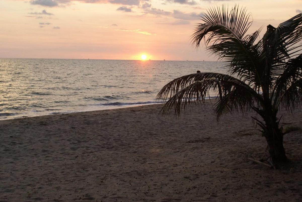 Sammy Seaview Mae Ramphueng Beach Front Golden Elephant บ้านช้างทองวิวทะเลหน้าหาดแม่รำพึง - Housity