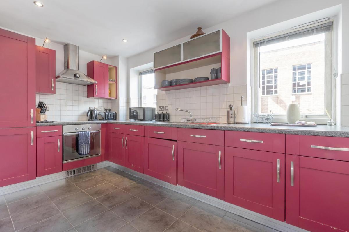 OPP B'ham - Perfect for Contractors and Travellers, gated parking! BIG SAVINGS booking 7 nights or more! - Housity