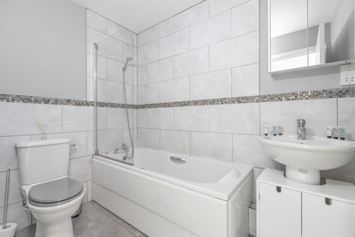 OPP B'ham - Perfect for Contractors and Travellers, gated parking! BIG SAVINGS booking 7 nights or more! - Housity