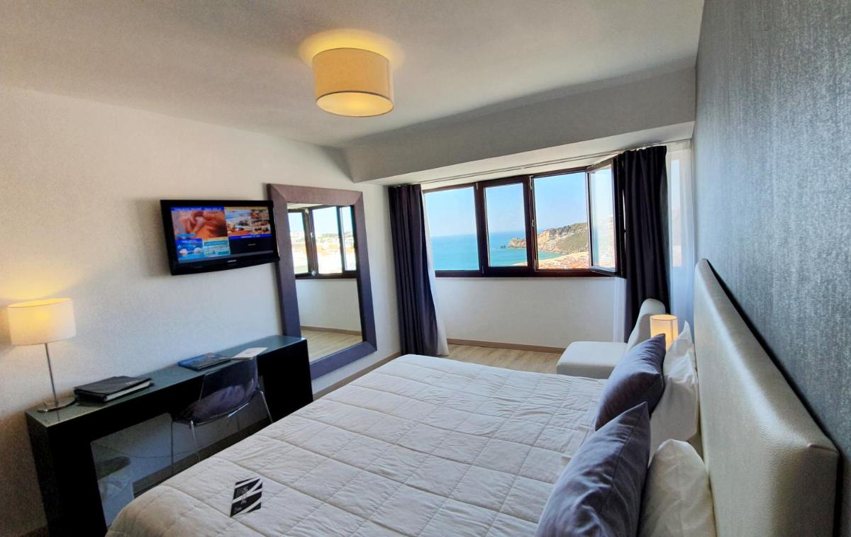 Uma cama ou camas num quarto em Miramar Hotel Spa & Apartments