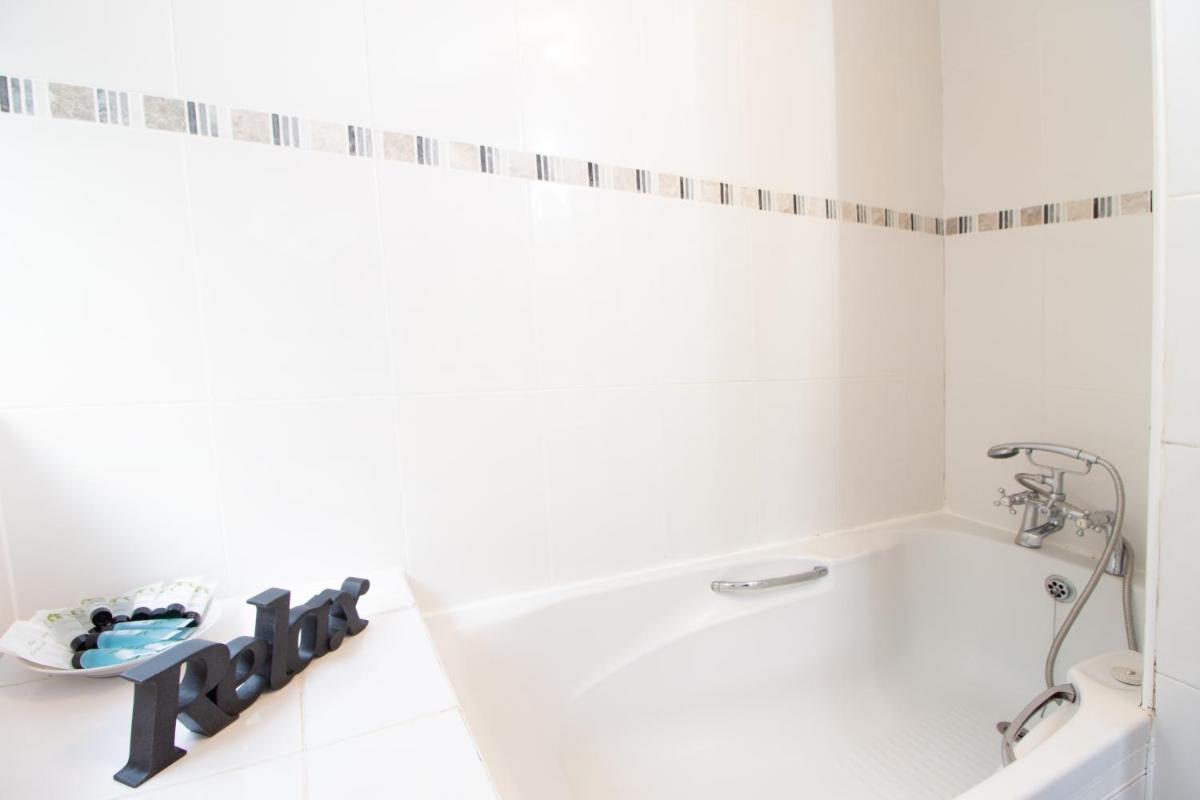 Raleigh GF - Ground floor 1 bed Georgian flat in the city centre free parking and WIFI - Housity