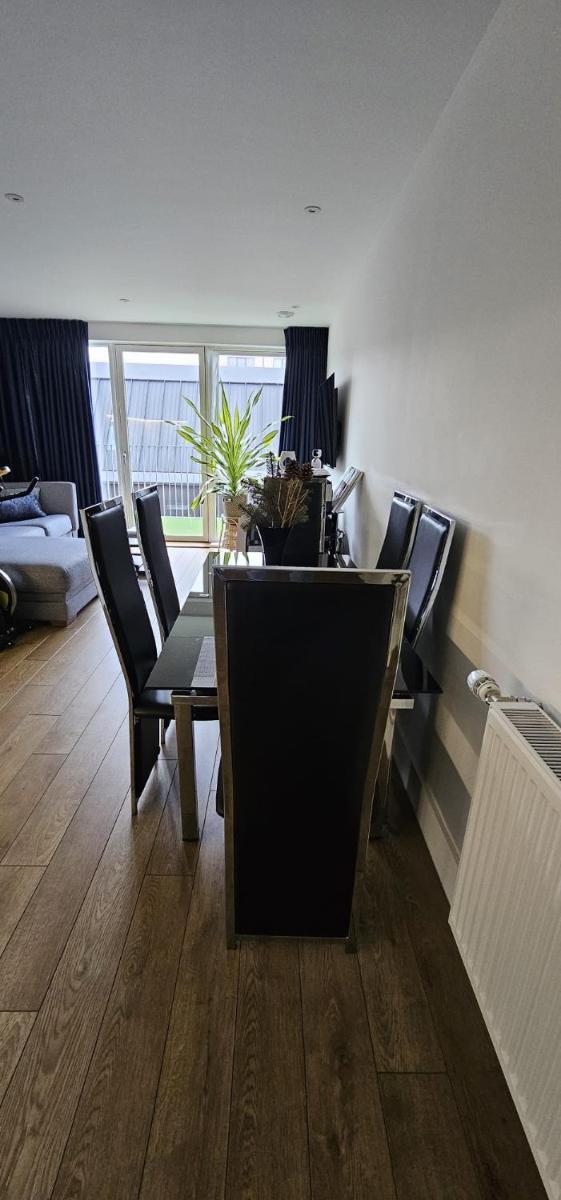 Suitetrails - A private en-suite bedroom in Bromley-by-Bow
