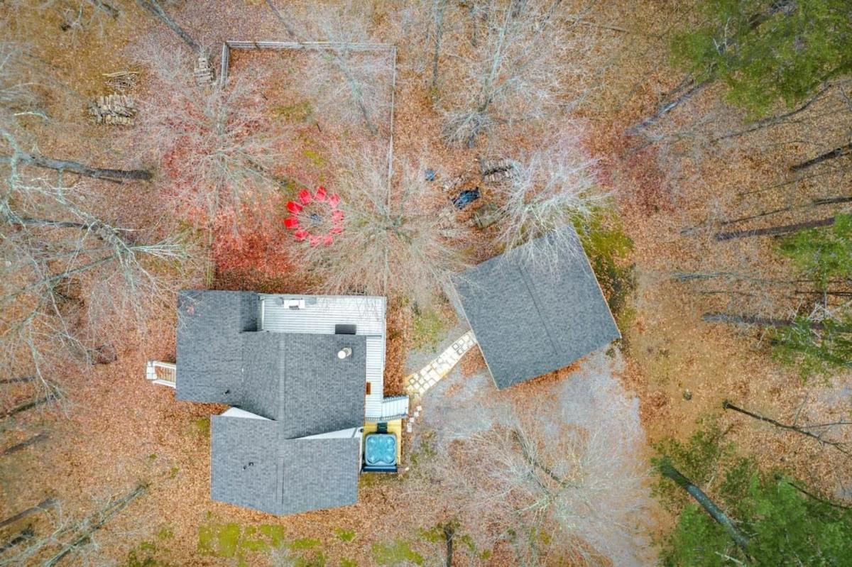 Hot Tub, Fire Pit & Fenced Yard w Resort Amenities - Housity