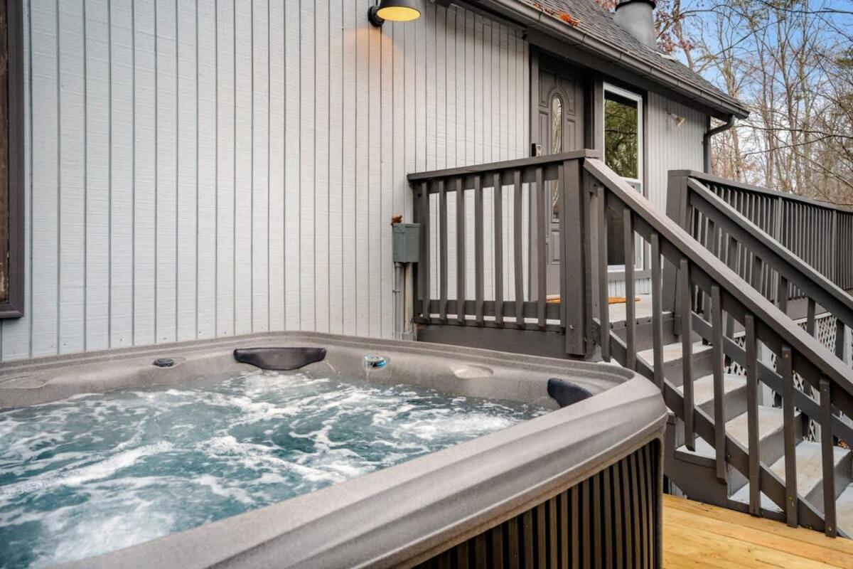 Hot Tub, Fire Pit & Fenced Yard w Resort Amenities - Housity