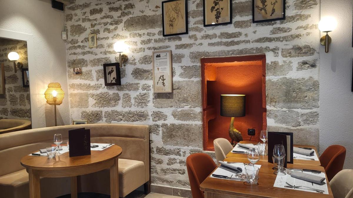 Coin salon dans l'établissement Hôtel Spa La Truite Dorée
