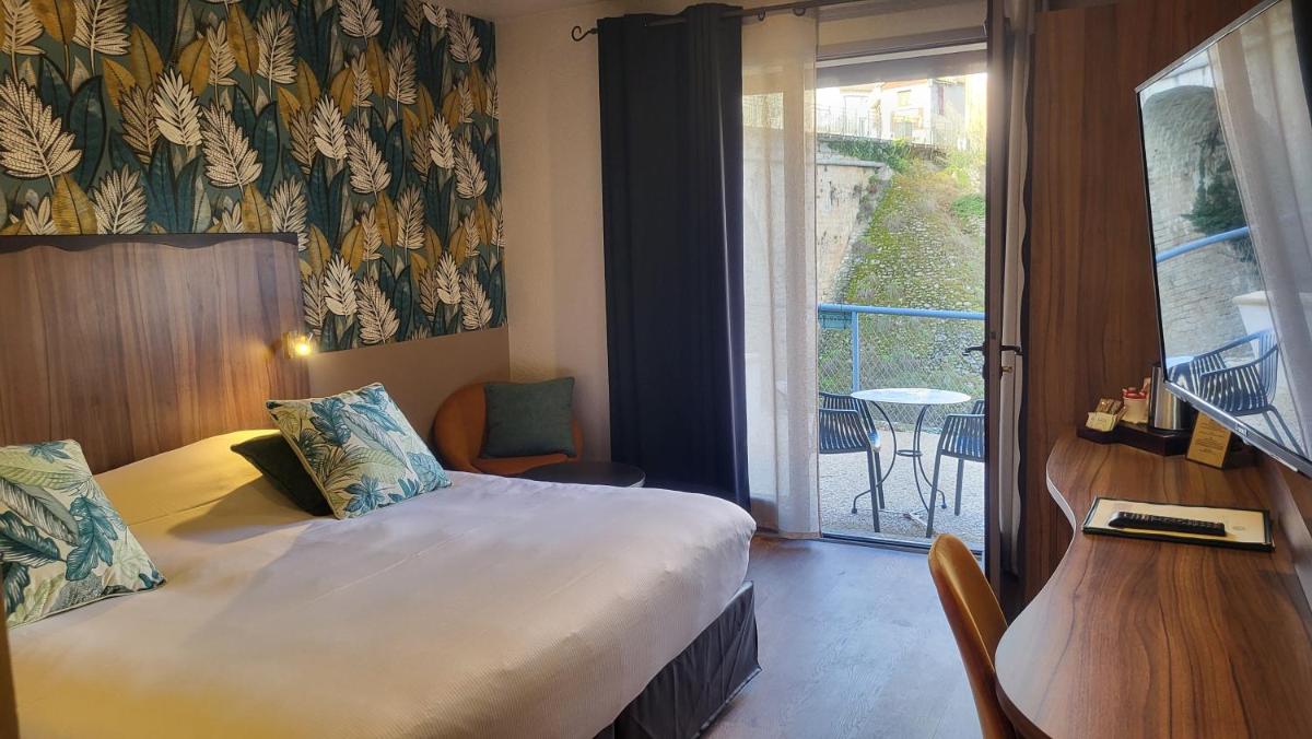 - une chambre avec un lit et une fenêtre avec une table dans l'établissement Hôtel Spa La Truite Dorée, à Vers