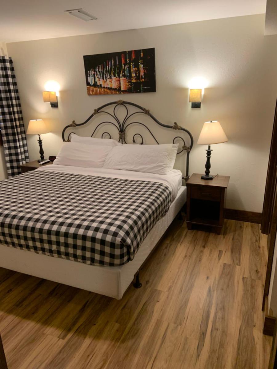 The Inn at Shady Lawn - Housity