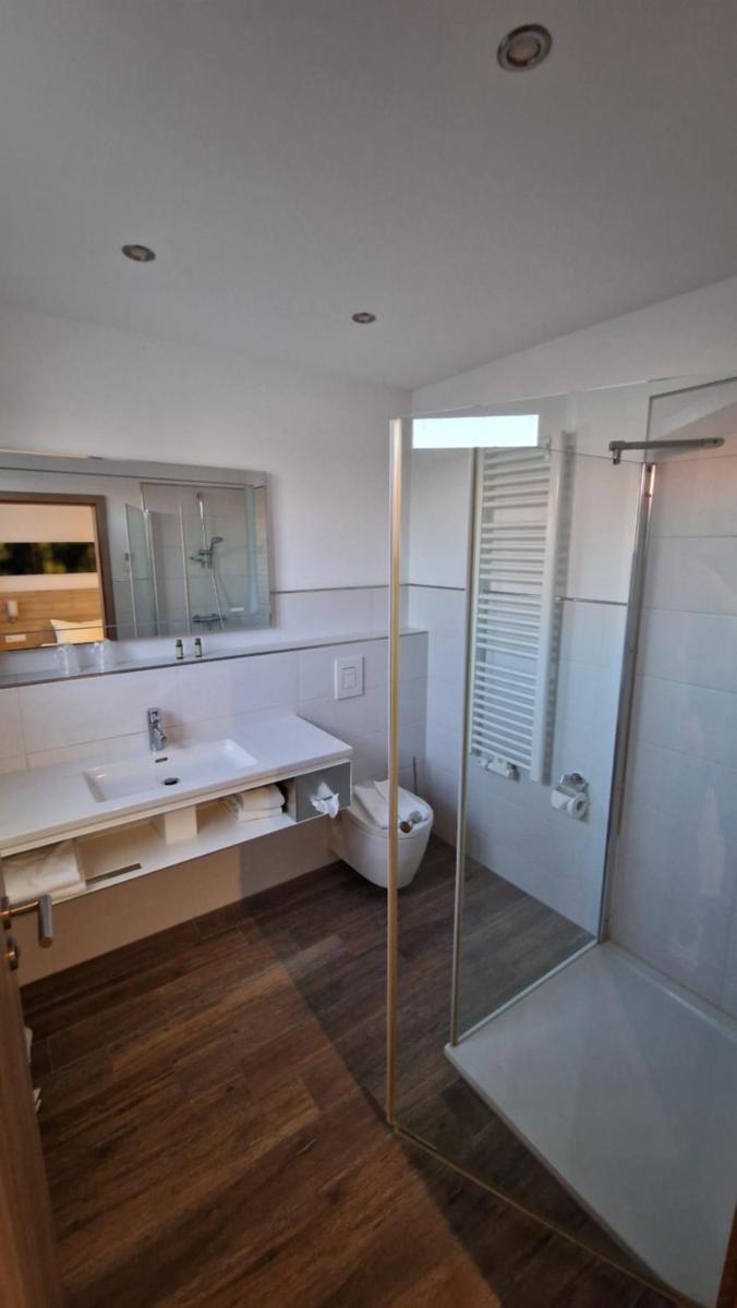 Schwarzer Adler - Hotel Garni - Housity