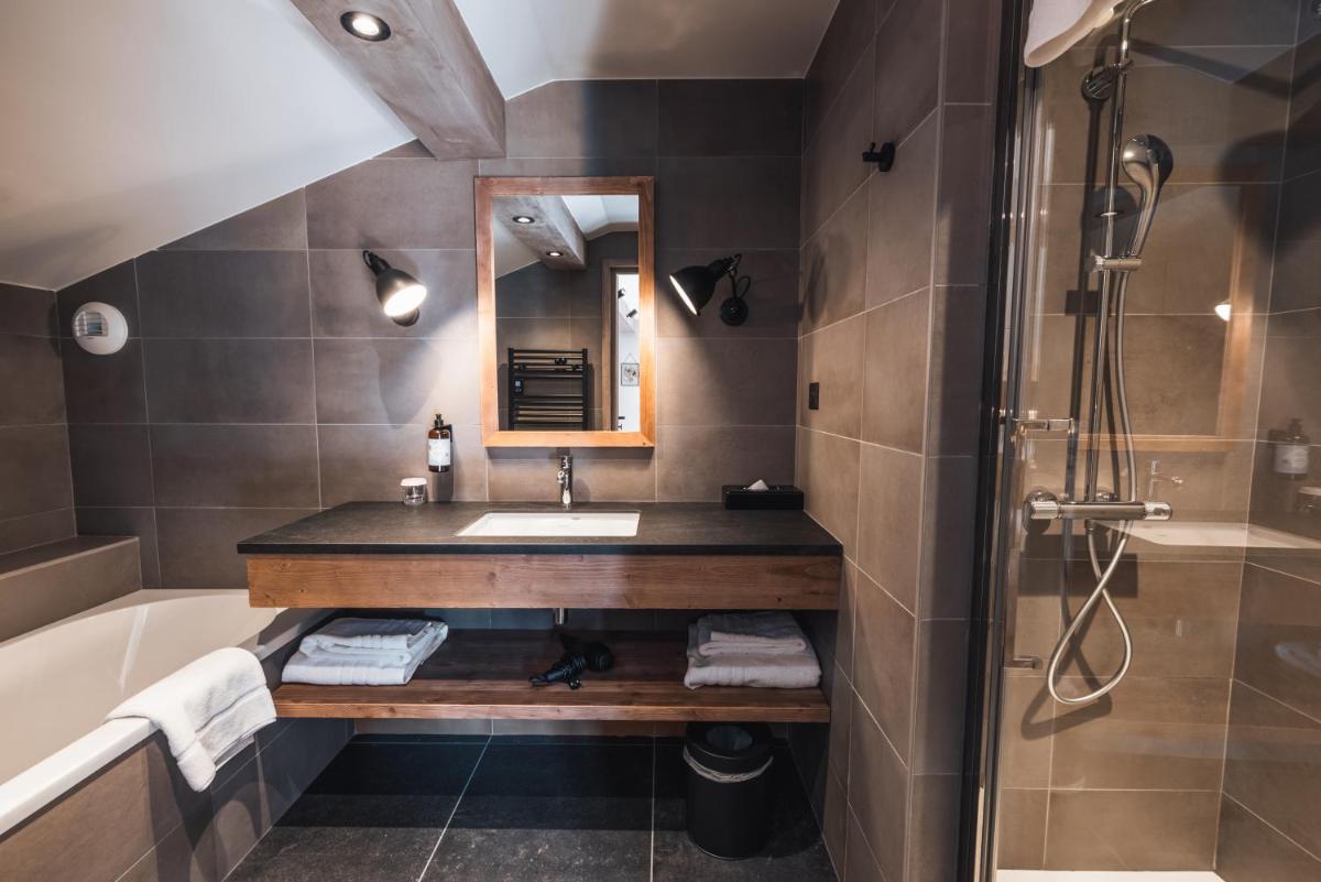 Salle de bains dans l'établissement Hôtel de la Roche