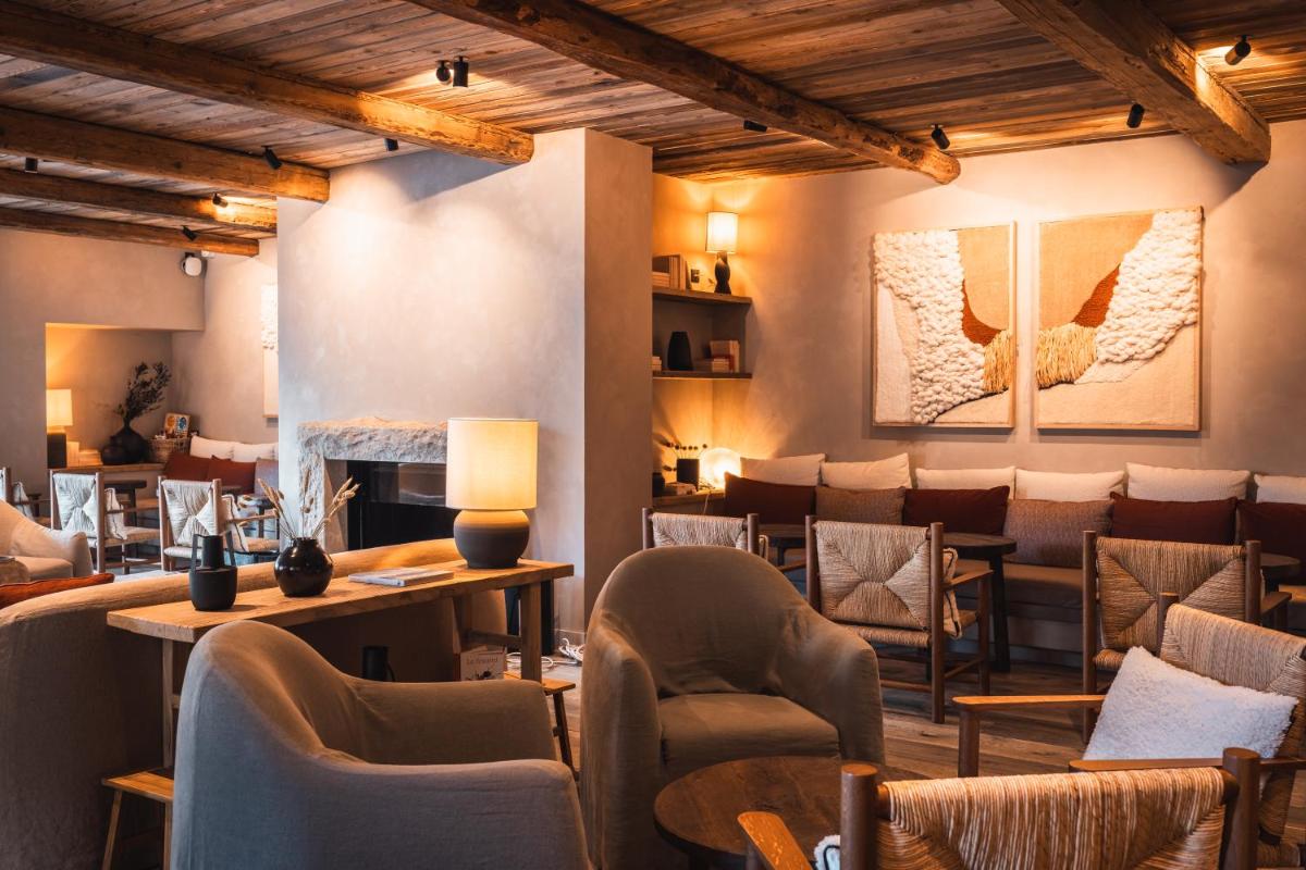 Coin salon dans l'établissement Hôtel de la Roche
