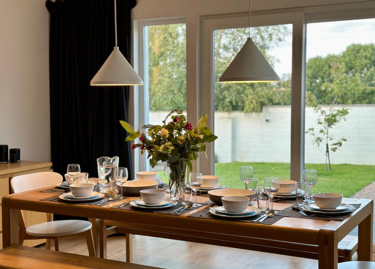 Lovely house & garden, short walk to town & beach. - Housity
