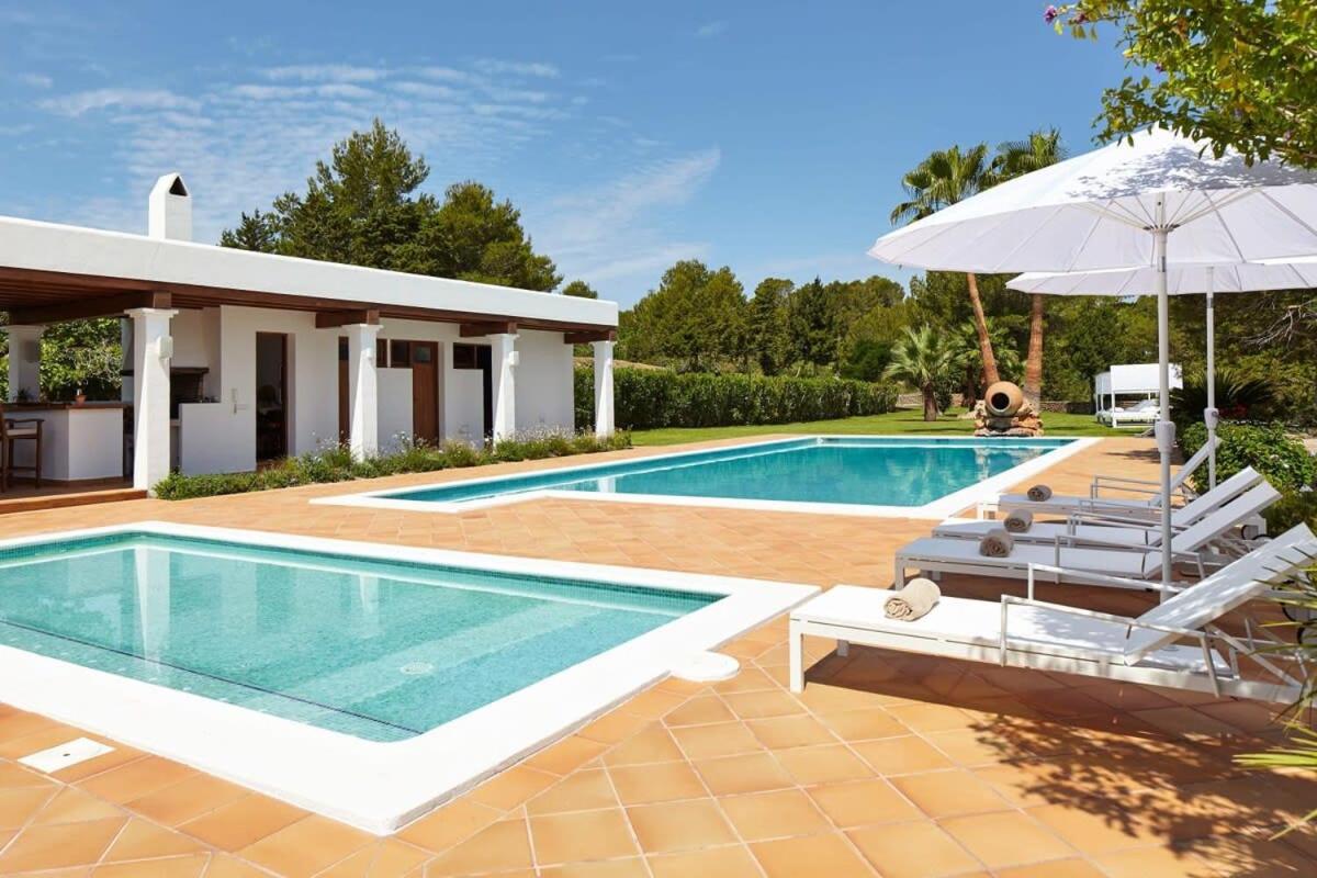Private Family Size Villa in Nature with Tennis, Basketball and Football Courts for Holidays and Retreats - Housity