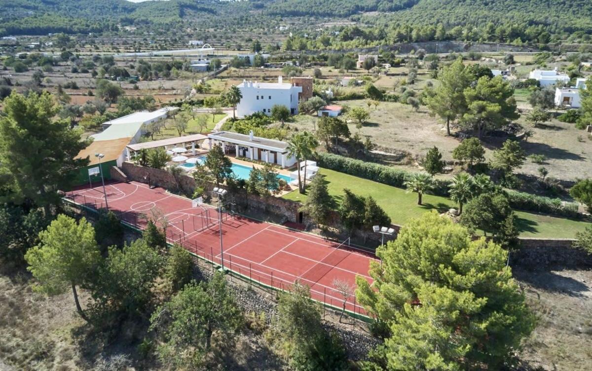 Private Family Size Villa in Nature with Tennis, Basketball and Football Courts for Holidays and Retreats - Housity