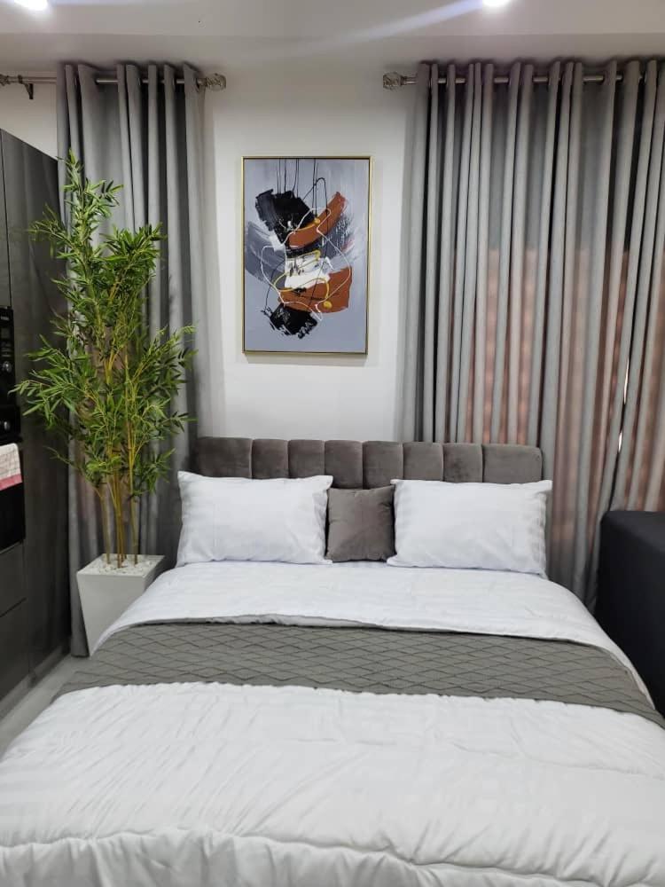 Suitetrails - Stylish Modern Studio Apartment-Banana Island