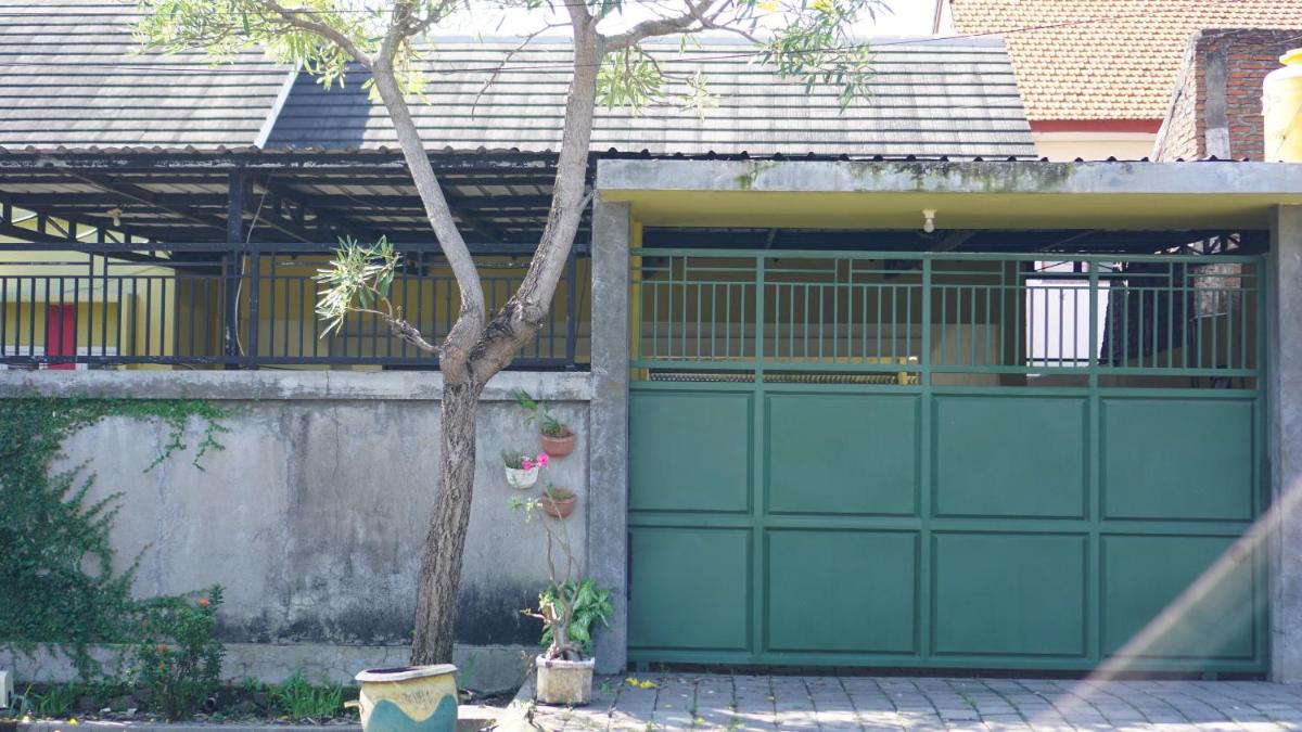 OYO 93784 Kost Bu Eli Syariah - Housity