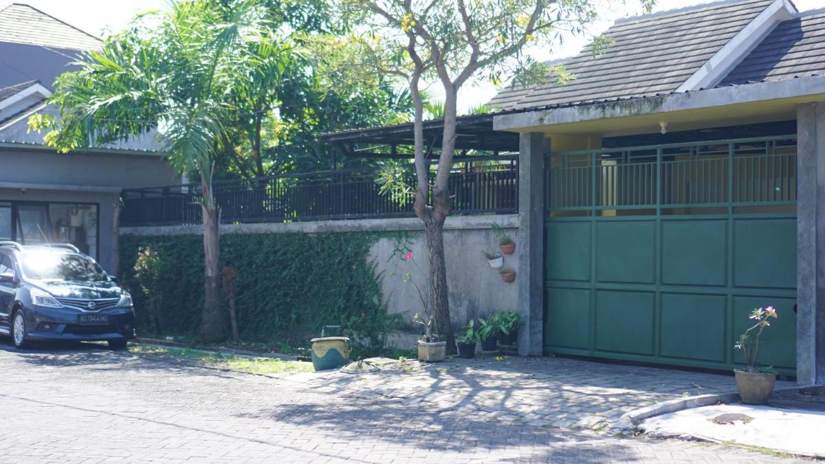 OYO 93784 Kost Bu Eli Syariah - Housity