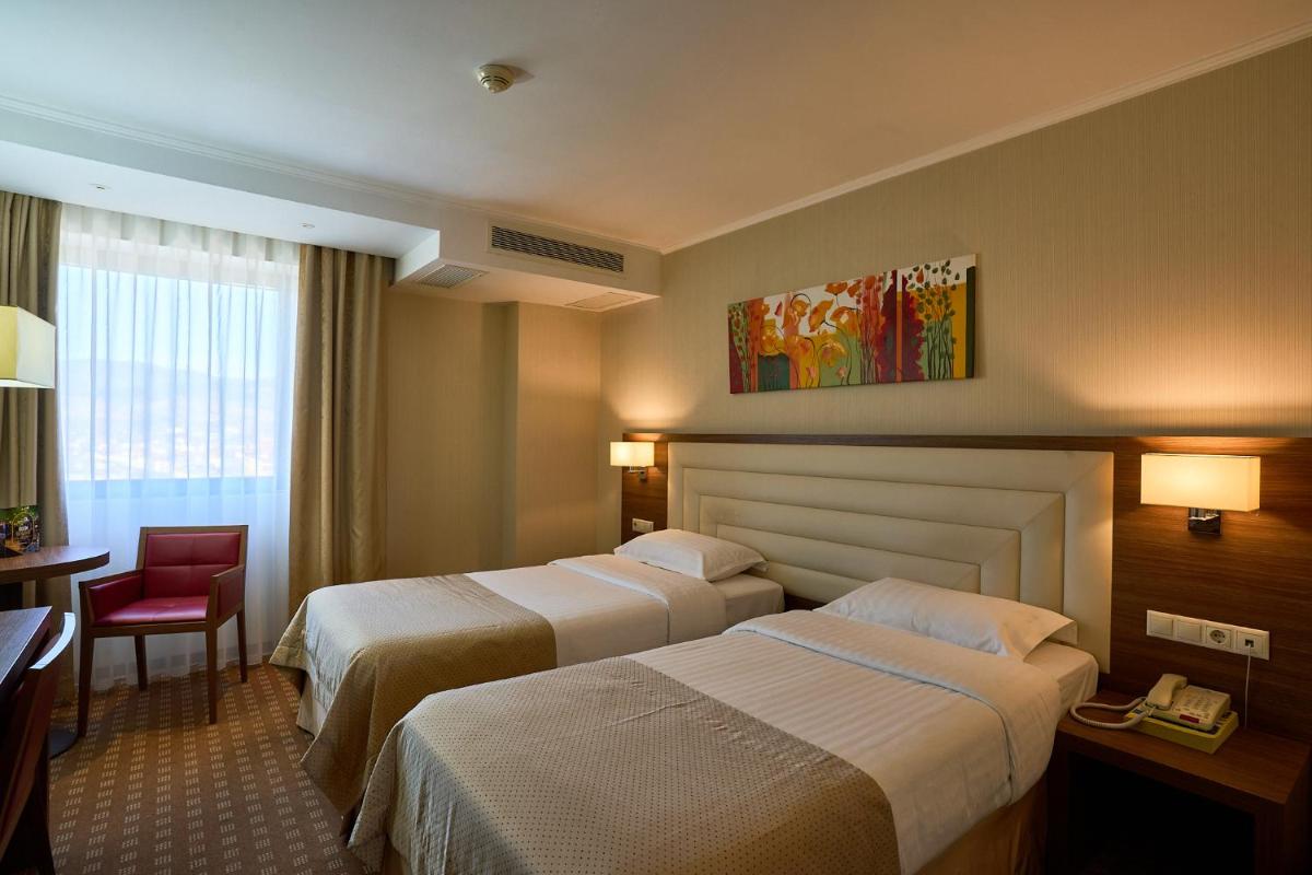 Central Plaza Hotel - Housity