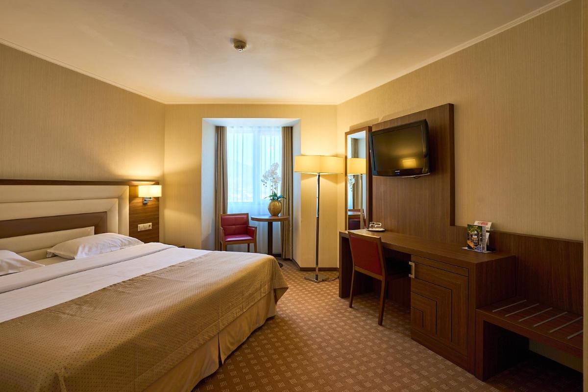 Central Plaza Hotel - Housity