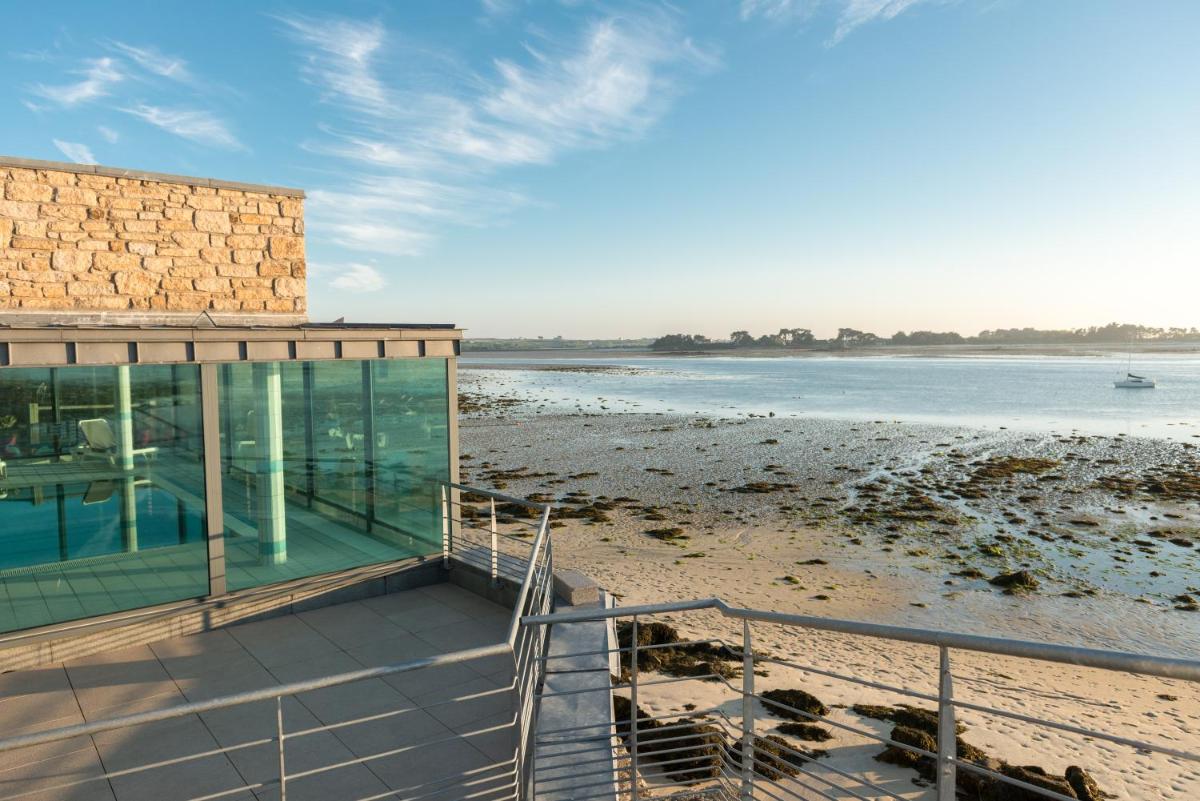 une maison sur la plage avec vue sur l'eau dans l'établissement Résidences Valdys Thalasso & Spa de Rockroum, à Roscoff