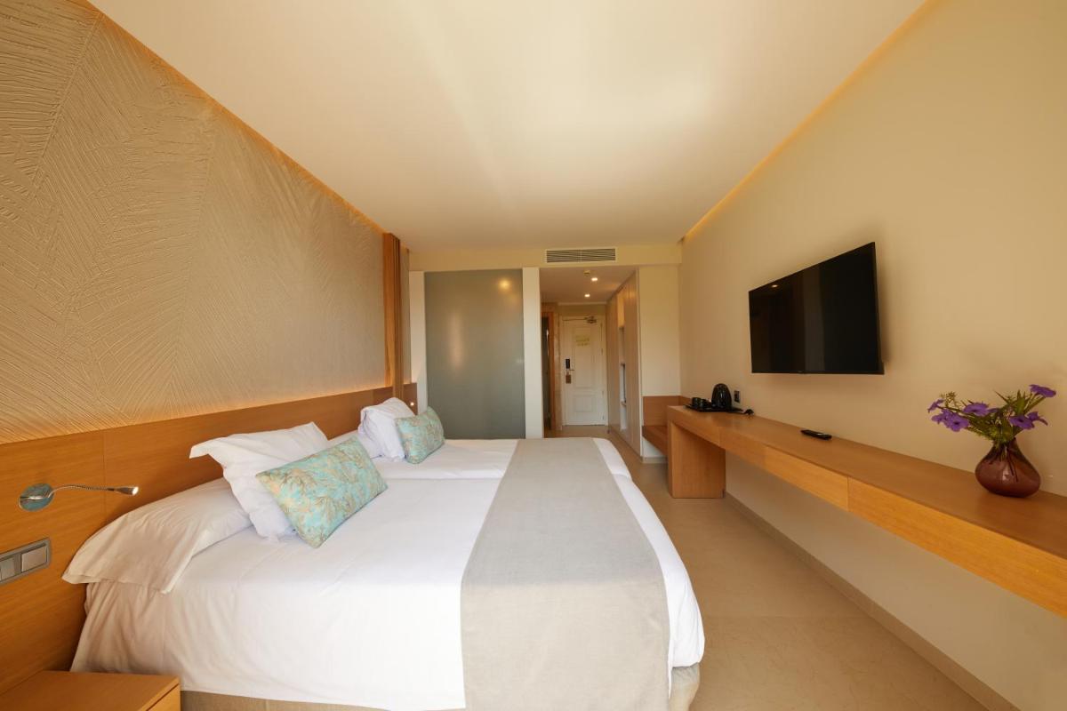 Una televisión o centro de entretenimiento en Hotel Son Caliu Spa Oasis