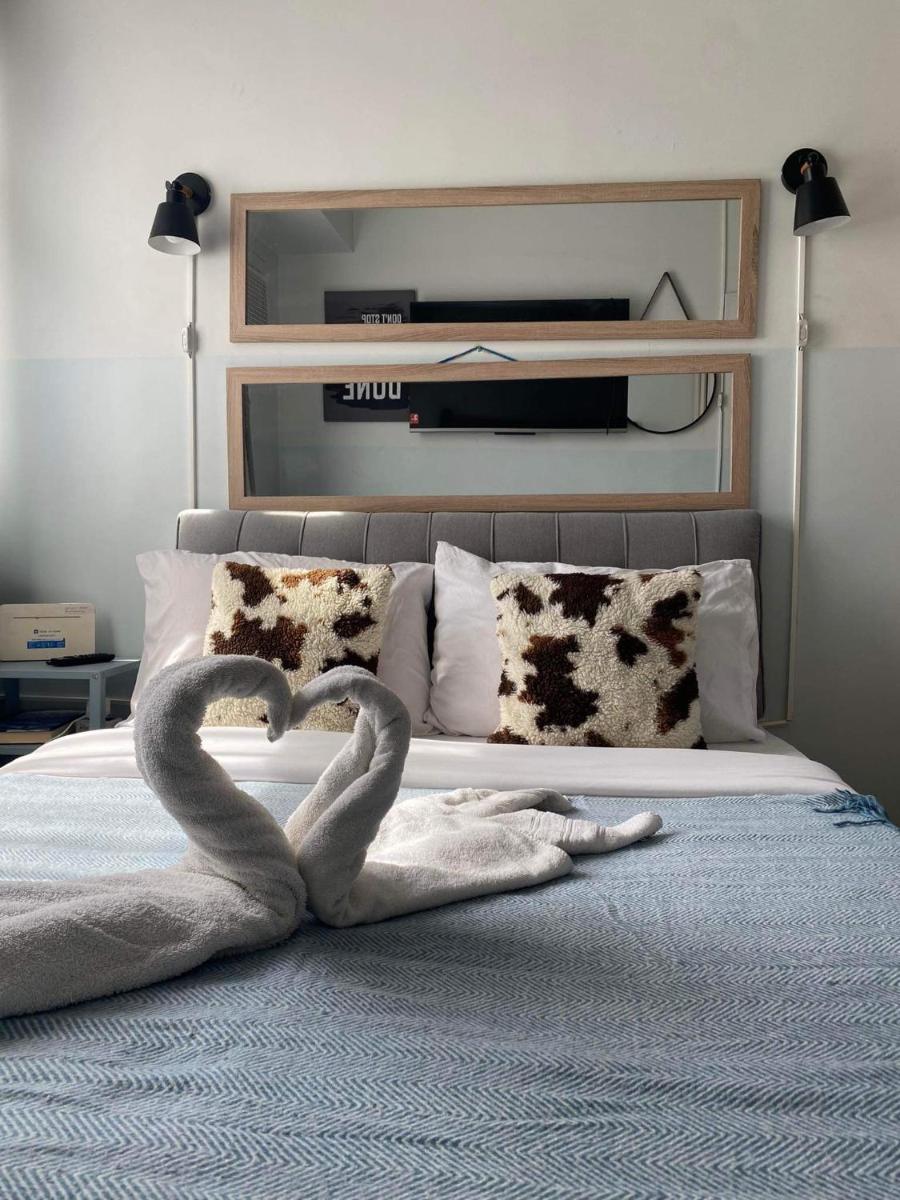 Modern Stylish Affordable Staycation Ohana Buenbyahe Rooms at Urban Deca Tower Edsa Near Mandaluyong Shaw MRT - Housity