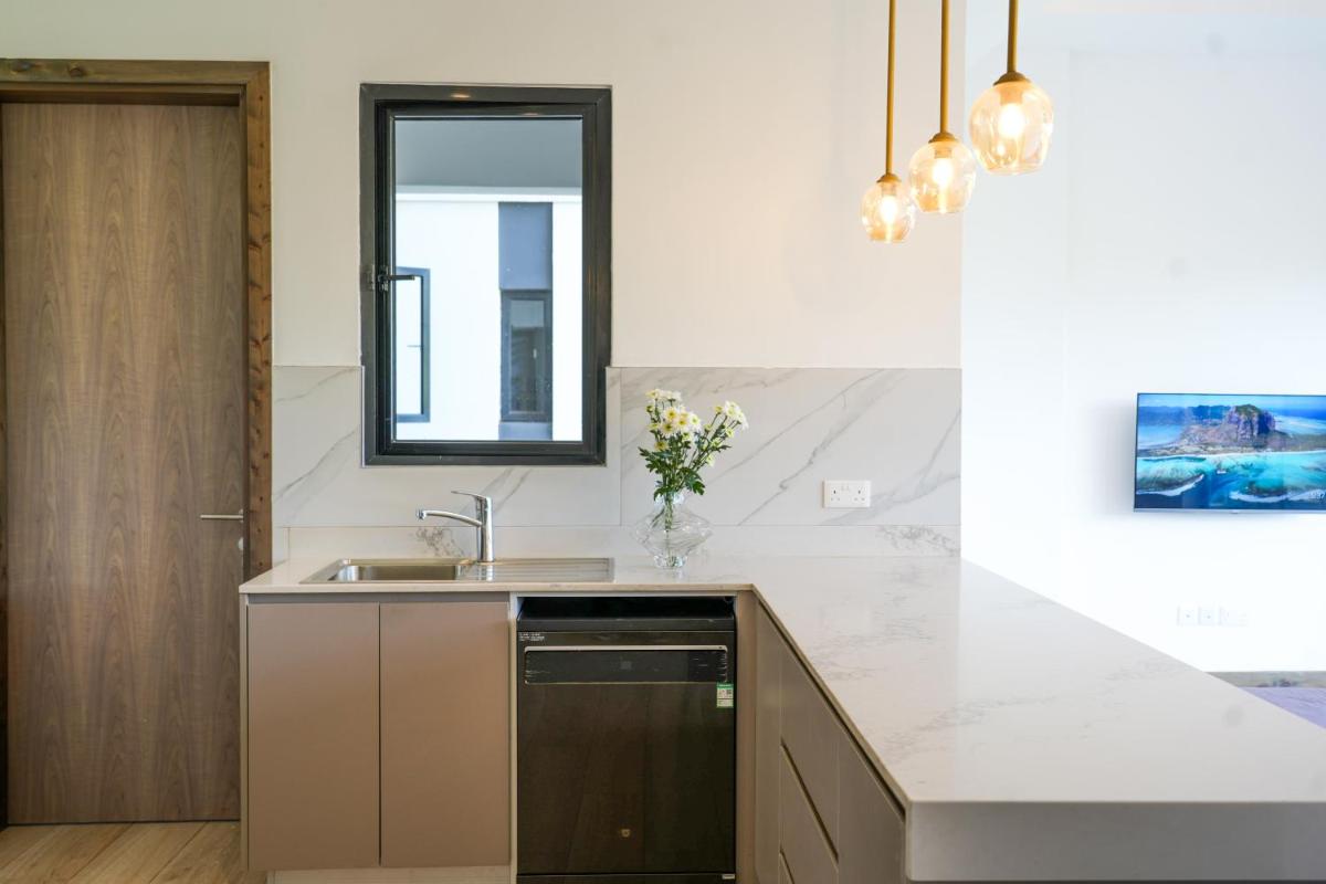 Riverbank One Bedroom Apartment, Swimming pool, gym, workspace, DB Space Living - Housity