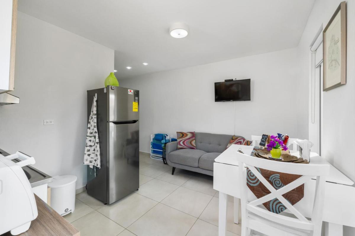 Adele's Apartment with Private Pool, 5 minutes walk to the beach - Housity