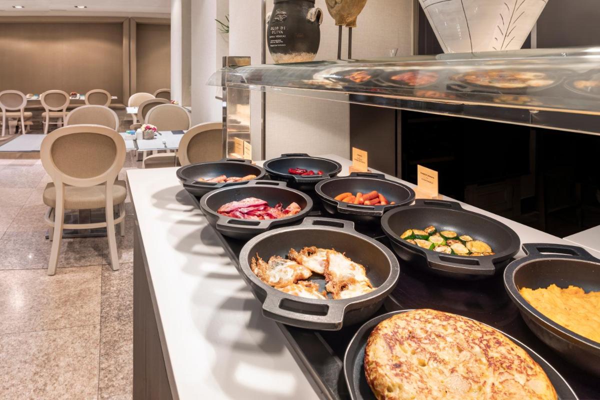 Comida en o cerca de este hotel