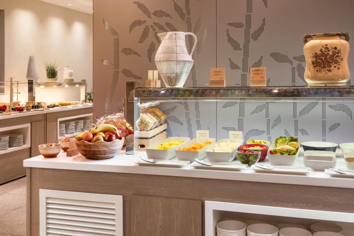 Comida en o cerca de este hotel
