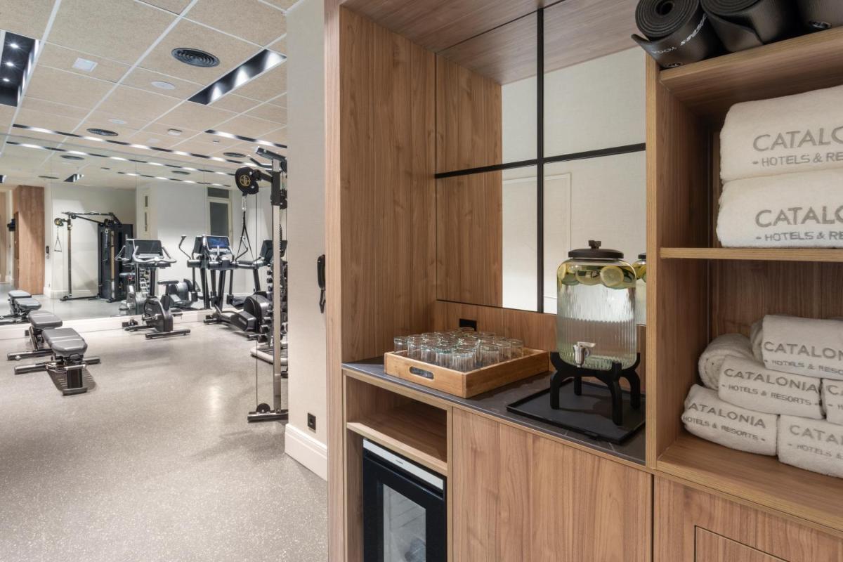 un gimnasio con máquinas de correr en Catalonia Atocha, en Madrid