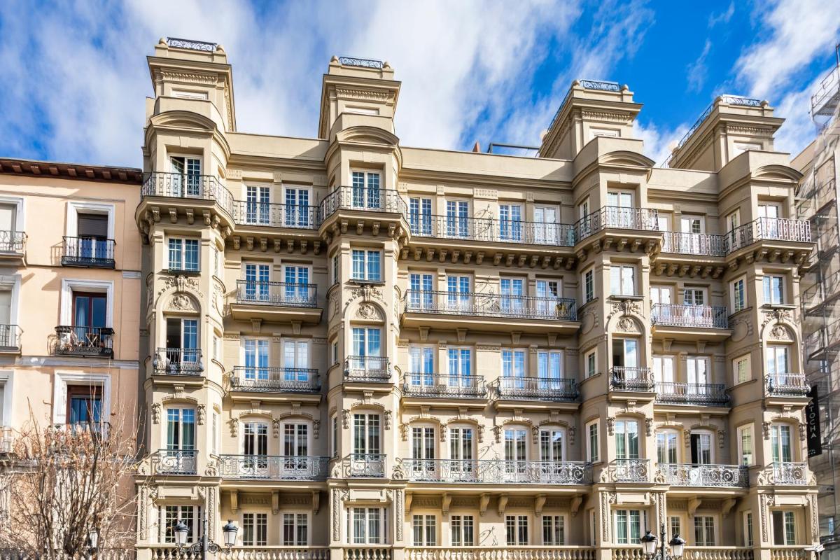 un edificio de apartamentos en París contra un cielo azul en Catalonia Atocha, en Madrid