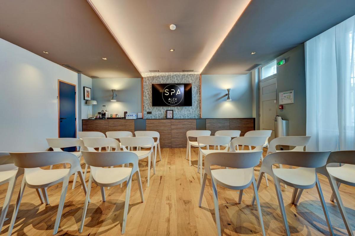 Télévision ou salle de divertissement dans l'établissement Alex Hotel & Spa
