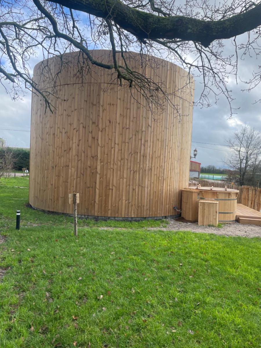 La Cabane Tonneau - Les Pieds dans le Pré - Housity