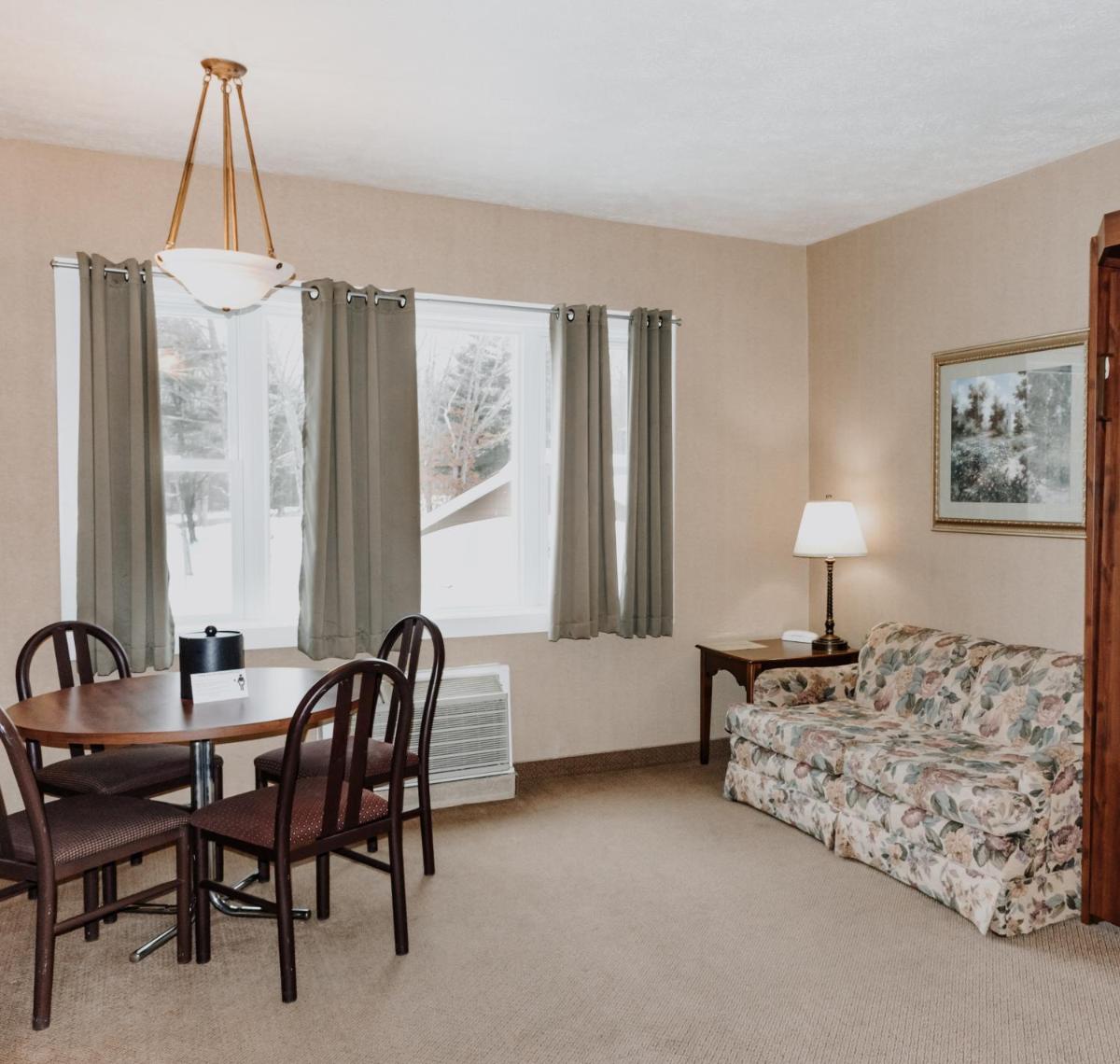 Carriage House Country Club - Housity
