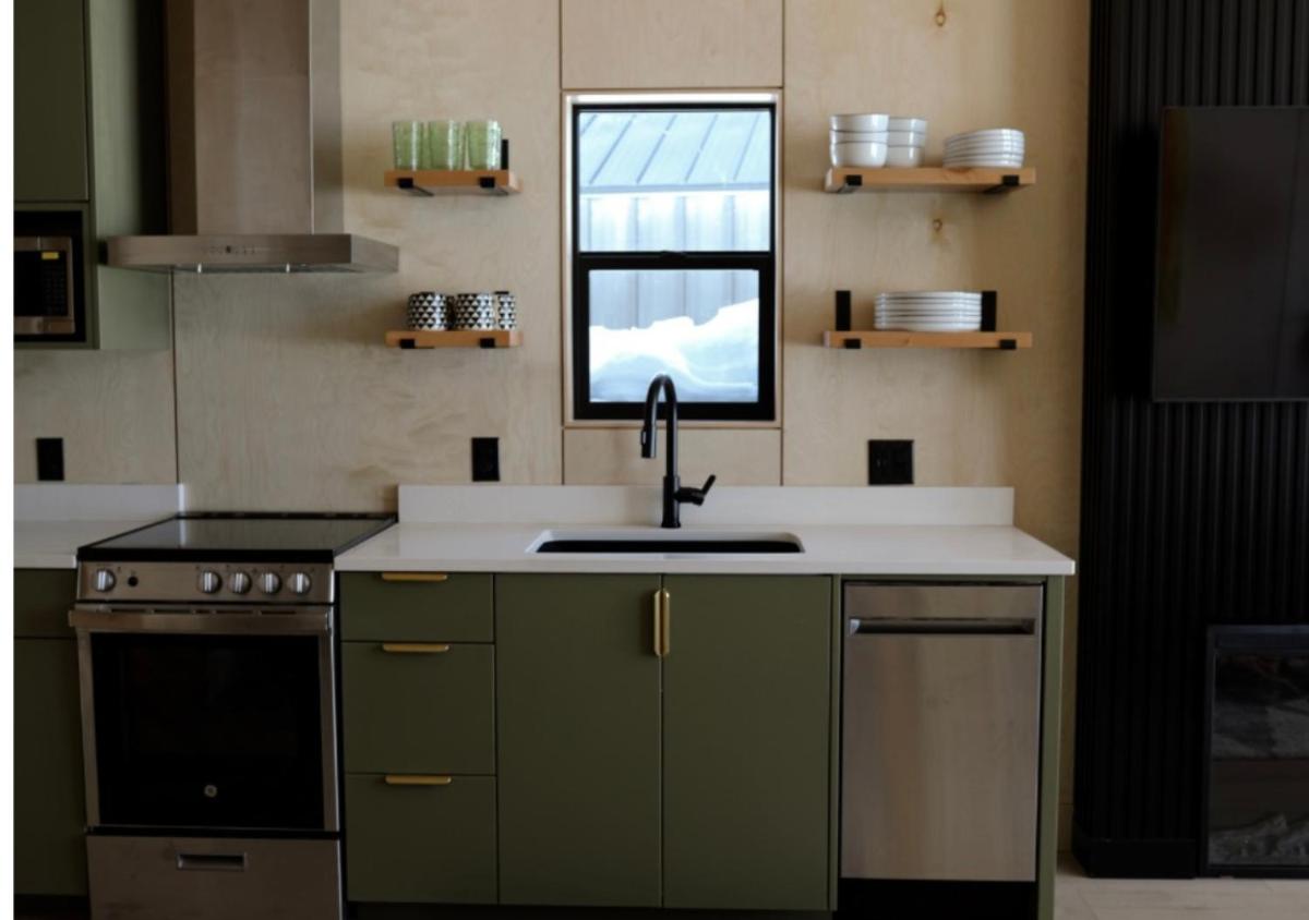 Yellowstone Peaks Hotel - Housity