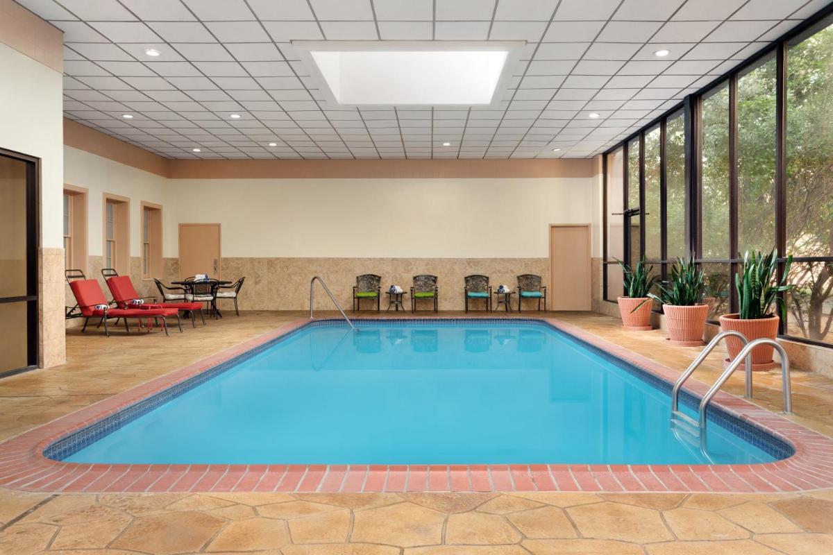 Radisson Hotel Fort Worth North-Fossil Creek - Housity